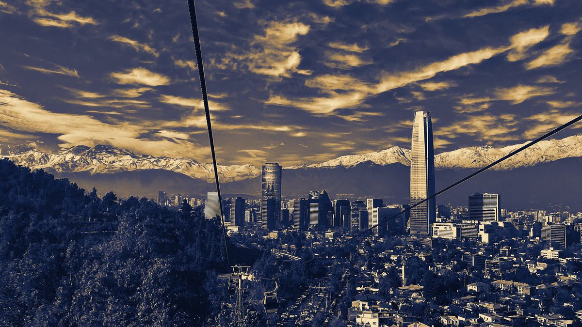 Santiago y la cordillera de los Andes nevada al amanecer, vistos desde el cerro San Cristóbal